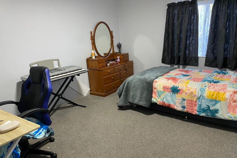 Photo of property in 90 Stewart Drive, Newlands, Wellington, 6037