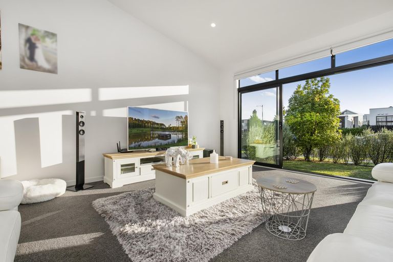 Photo of property in 15 Liberation Road, Papakura, 2110