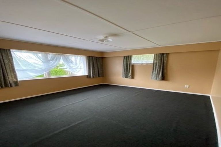 Photo of property in 17 Balmain Street, Newlands, Wellington, 6037