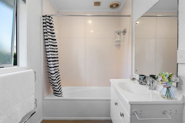 Photo of property in 32b Lyttelton Avenue, Forrest Hill, Auckland, 0620