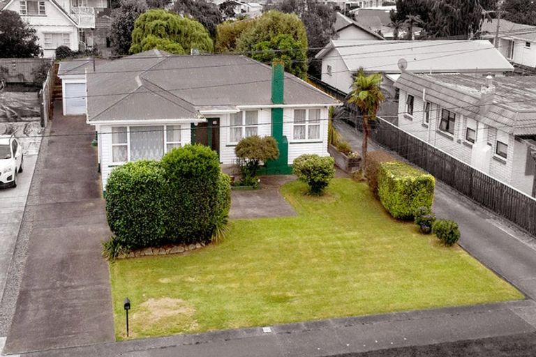 Photo of property in 115 Bartholomew Road, Levin, 5510