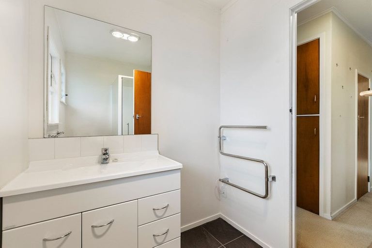 Photo of property in 2/5 Evelyn Place, Hillcrest, Auckland, 0627