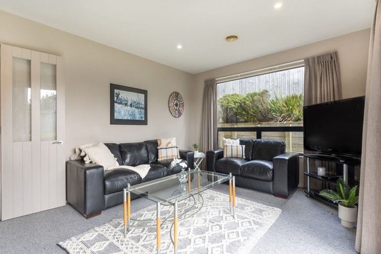 Photo of property in 5 Kaweka Close, Aotea, Porirua, 5024