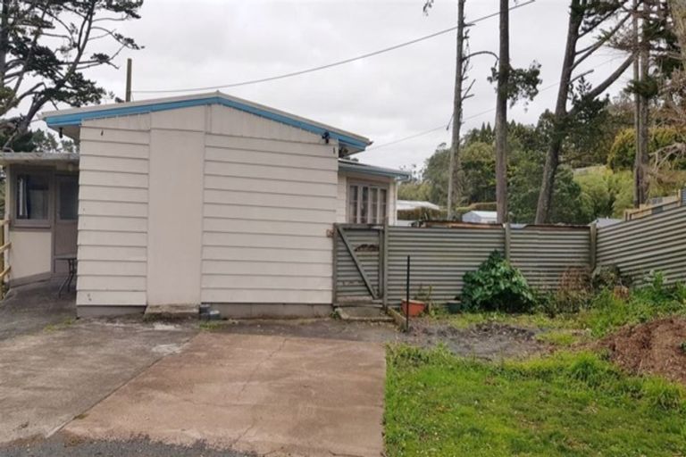 Photo of property in 44 Chamberlain Road, Massey, Auckland, 0614