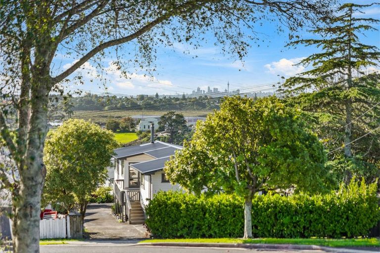 Photo of property in 37 Waimumu Road, Massey, Auckland, 0614