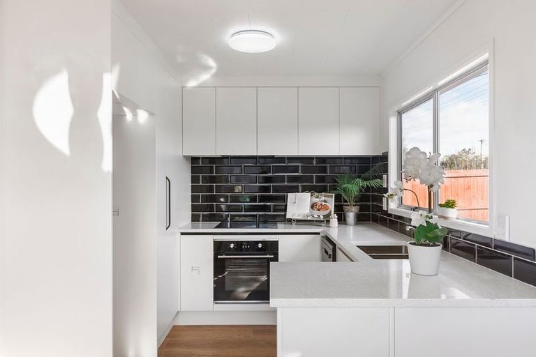 Photo of property in 40 Beach Road, Te Atatu Peninsula, Auckland, 0610