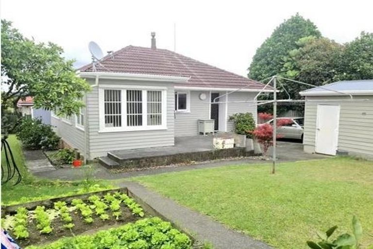 Photo of property in 11 Strid Road, Te Atatu South, Auckland, 0610