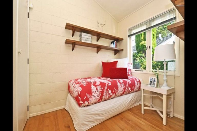 Photo of property in 2/51 Ocean View Road, Hillcrest, Auckland, 0627