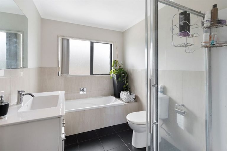 Photo of property in 24 Gordon Stanley Drive, Massey, Auckland, 0614