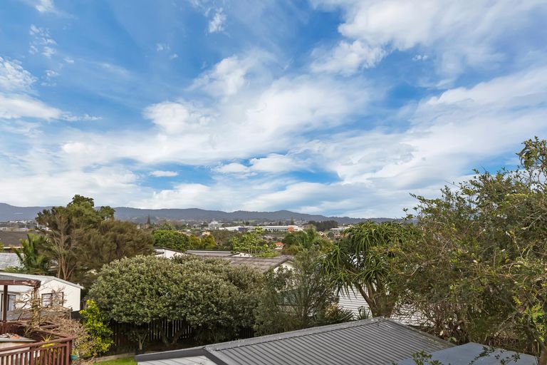 Photo of property in 12 Ozich Avenue, Te Atatu South, Auckland, 0610