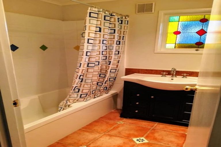 Photo of property in 2a Waller Avenue, Bucklands Beach, Auckland, 2012