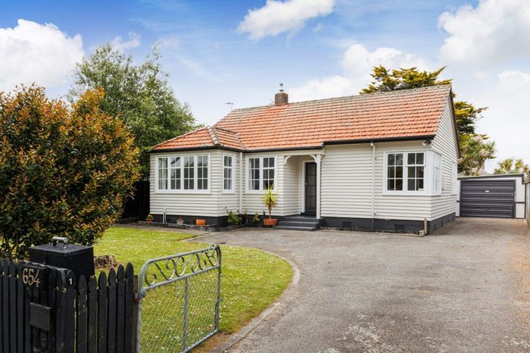 Photo of property in 654 Featherston Street, Roslyn, Palmerston North, 4414