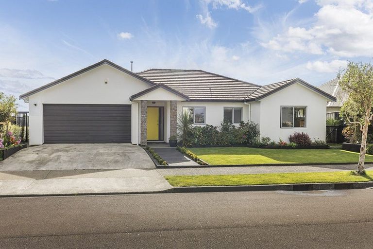 Photo of property in 3 Greenstone Place, Aotea, Porirua, 5024