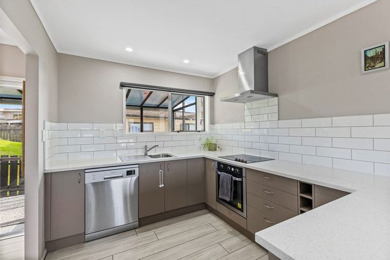 Photo of property in 2/2 Forsythe Place, Massey, Auckland, 0614