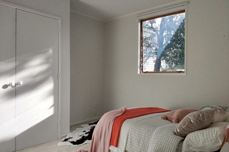 Photo of property in 4 Hollyhock Place, Browns Bay, Auckland, 0630