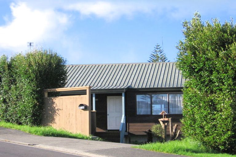 Photo of property in 2 Springtide Place, Red Beach, 0932