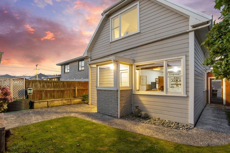 Photo of property in 120 Hargest Crescent, Saint Clair, Dunedin, 9012