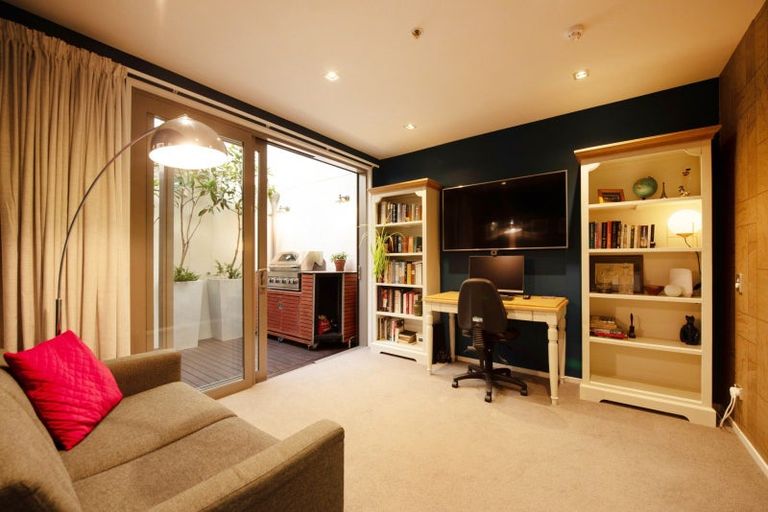 Photo of property in Patent 326 Apartments, 404s/326 Evans Bay Parade, Hataitai, Wellington, 6021