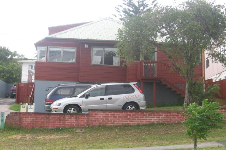Photo of property in 2/5 Peach Road, Glenfield, Auckland, 0629
