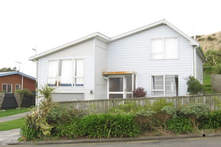 Photo of property in 41 Edgecombe Street, Newlands, Wellington, 6037
