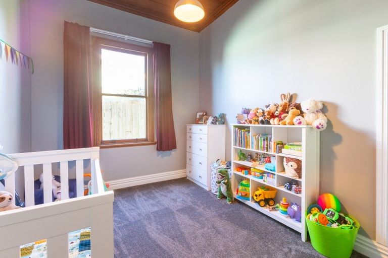 Photo of property in 16 Ross Street, Woodville, 4920