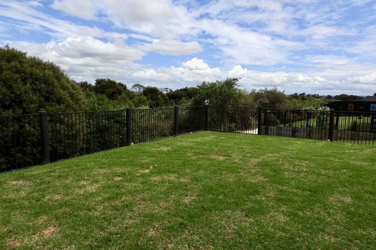 Photo of property in 35 Tahuna Minhinnick Drive, Glenbrook, 2681