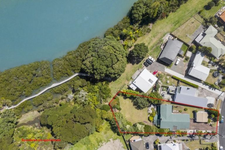 Photo of property in 14 Renata Crescent, Te Atatu Peninsula, Auckland, 0610