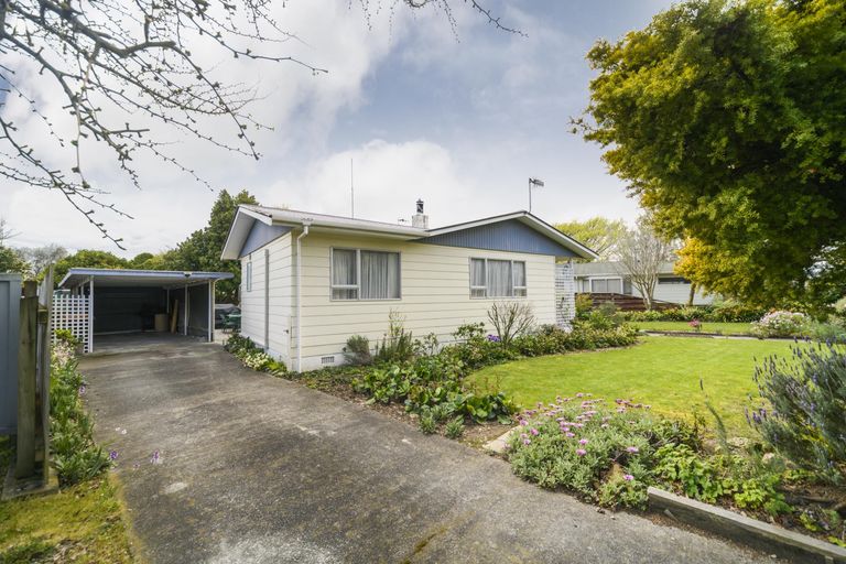 Photo of property in 66 Ruamahanga Crescent, Terrace End, Palmerston North, 4410