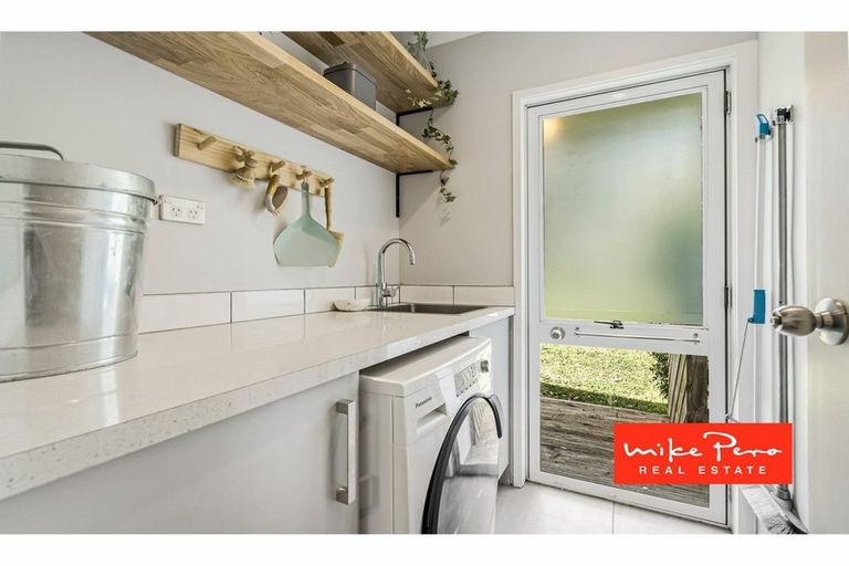 Photo of property in 2/33 Konini Road, Titirangi, Auckland, 0604