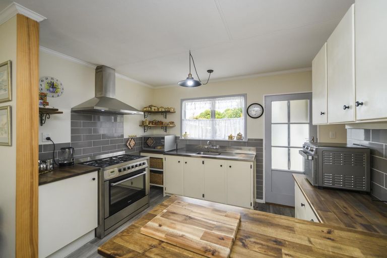 Photo of property in 66 Ruamahanga Crescent, Terrace End, Palmerston North, 4410
