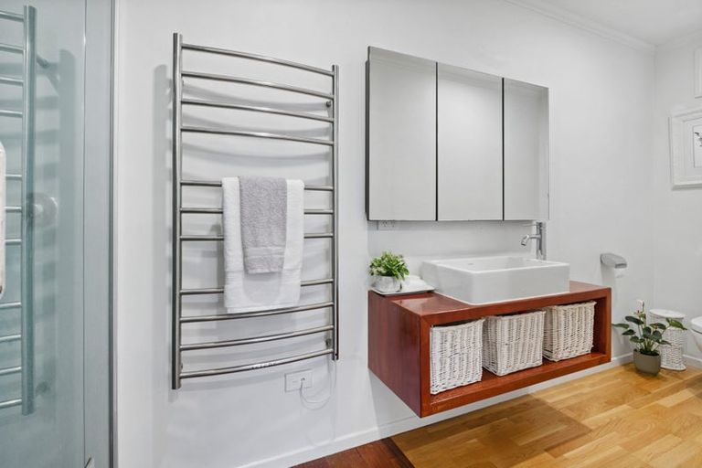 Photo of property in 70 Selwyn Crescent, Forrest Hill, Auckland, 0620