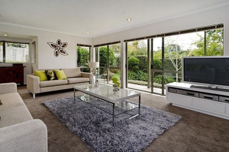 Photo of property in 13 La Roche Place, Northcote, Auckland, 0627