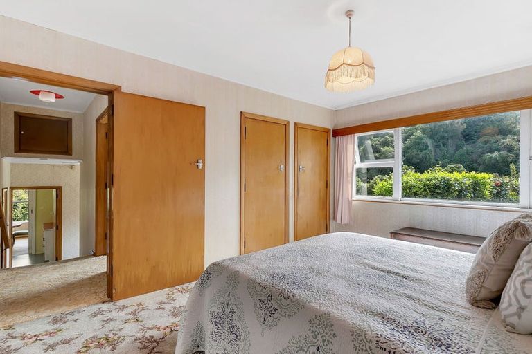 Photo of property in 84 Newlands Road, Newlands, Wellington, 6037