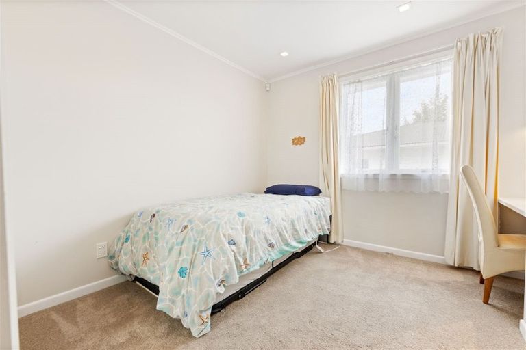 Photo of property in 3 Rewarewa Road, Te Atatu Peninsula, Auckland, 0610