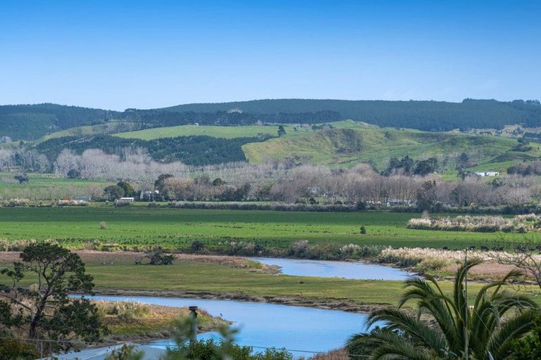 Photo of property in 2 Kaipara Crescent, Helensville, 0800