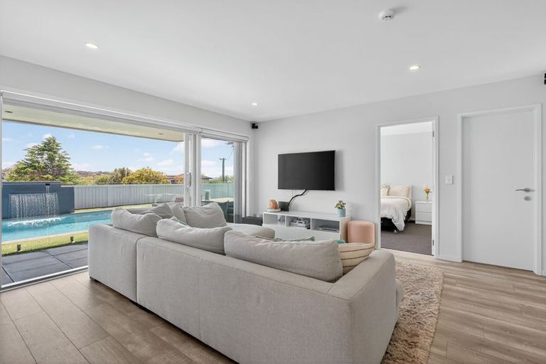 Photo of property in 15 Beechwood Road, Rothesay Bay, Auckland, 0630