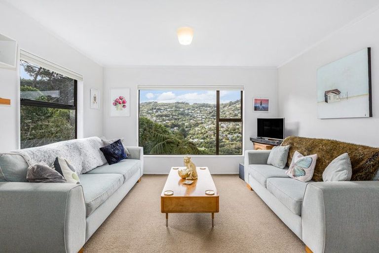 Photo of property in 25 John Witton Drive, Crofton Downs, Wellington, 6035