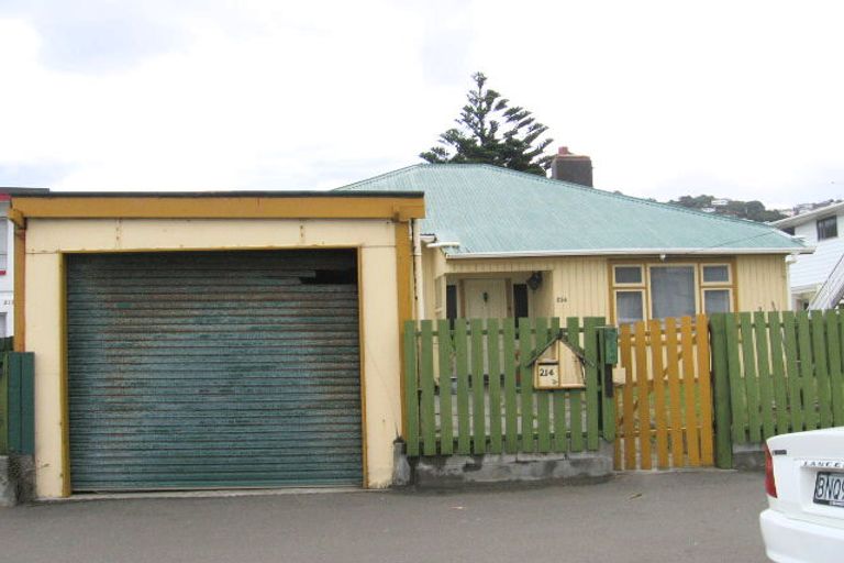 Photo of property in 214 Onepu Road, Lyall Bay, Wellington, 6022