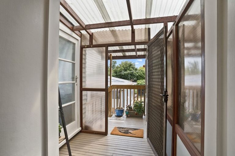 Photo of property in 15 Renata Crescent, Te Atatu Peninsula, Auckland, 0610