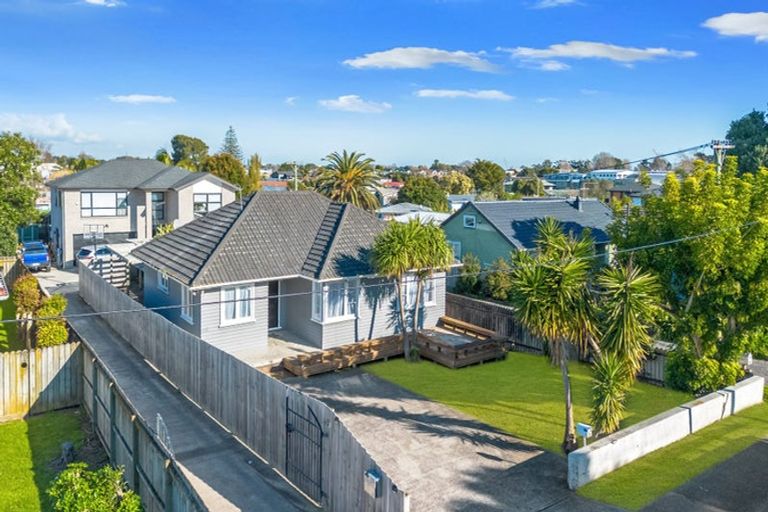 Photo of property in 26 Miller Road, Mangere Bridge, Auckland, 2022
