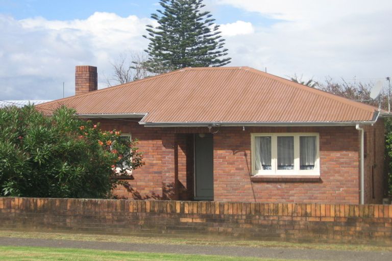 Photo of property in 4 Fruitvale Road, New Lynn, Auckland, 0600