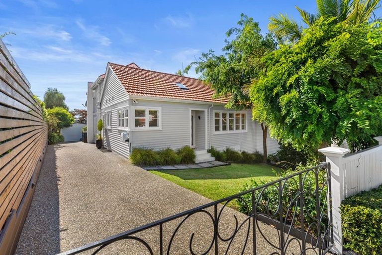 Photo of property in 31 Church Street, Northcote Point, Auckland, 0627