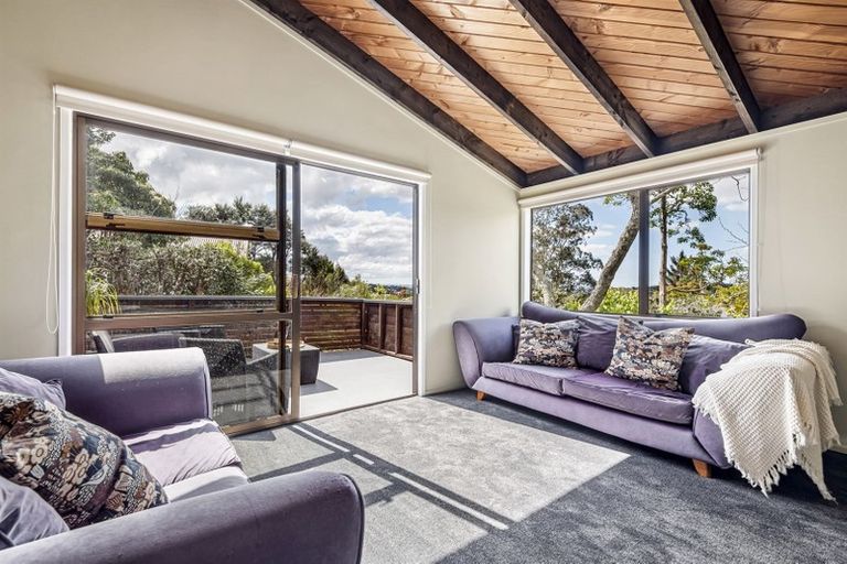Photo of property in 21 Longfellow Parade, Glen Eden, Auckland, 0604