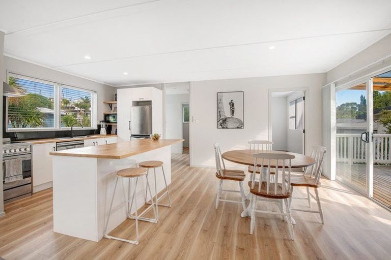 Photo of property in 5 Maori Hut Road, Red Beach, 0932