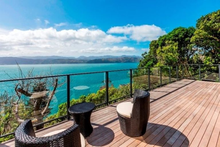 Photo of property in 67 Pretoria Road, Karaka Bays, Wellington, 6022