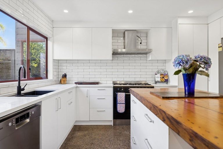 Photo of property in 8a Wicklow Road, Narrow Neck, Auckland, 0622