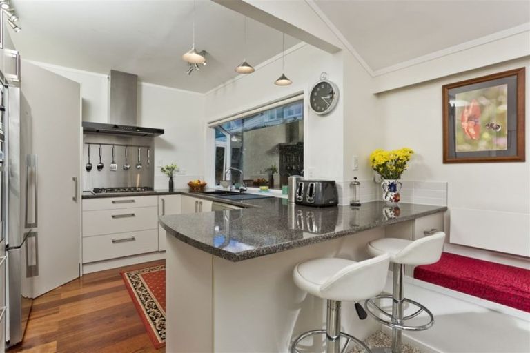Photo of property in 2/10a Wernham Place, Northcote, Auckland, 0626