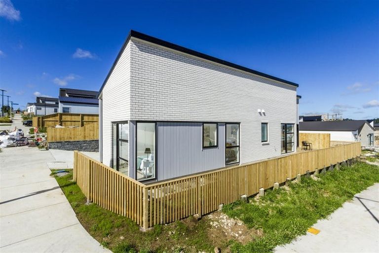 Photo of property in 1 Horokaka Street, Massey, Auckland, 0614