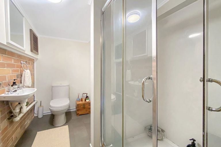 Photo of property in 122 Atkinson Road, Titirangi, Auckland, 0604