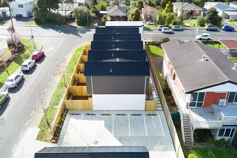 Photo of property in 2/2a Mantra Road, Massey, Auckland, 0614